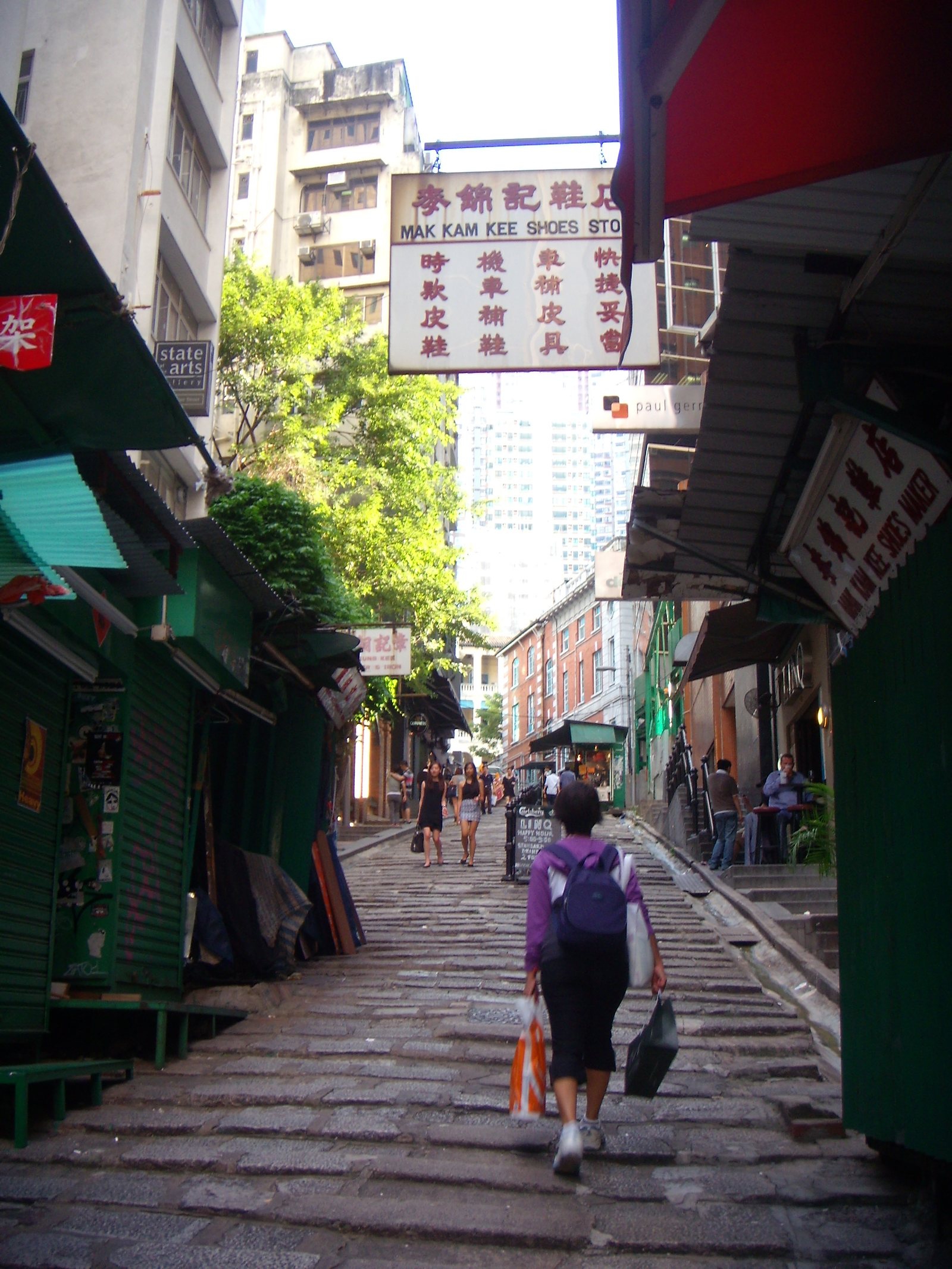 DSCN3011 Pottinger Street, lined with outdoor vendors.