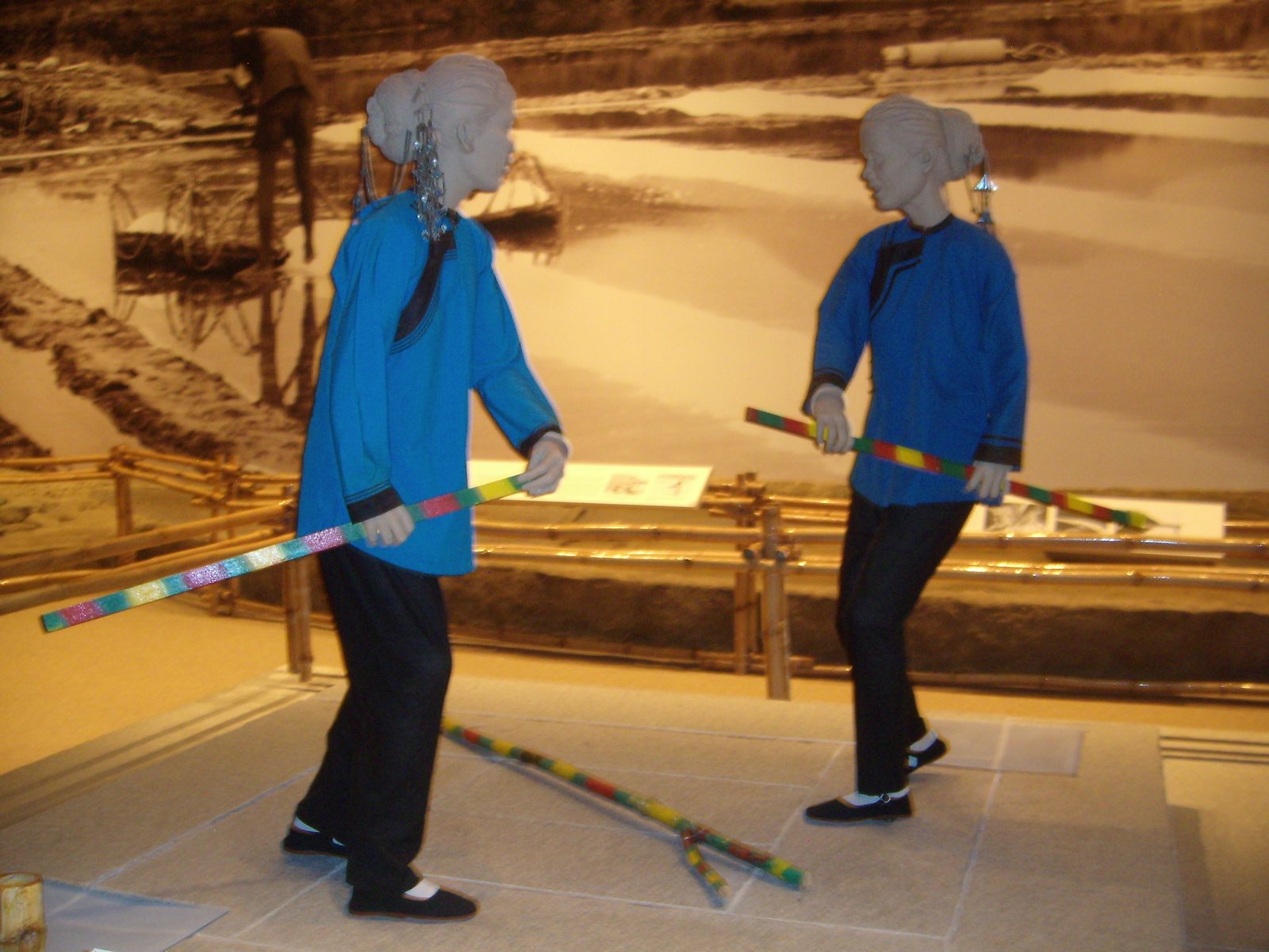 DSCN3165 Display shows the Hoklo settlers’ “dragon boat dance.”