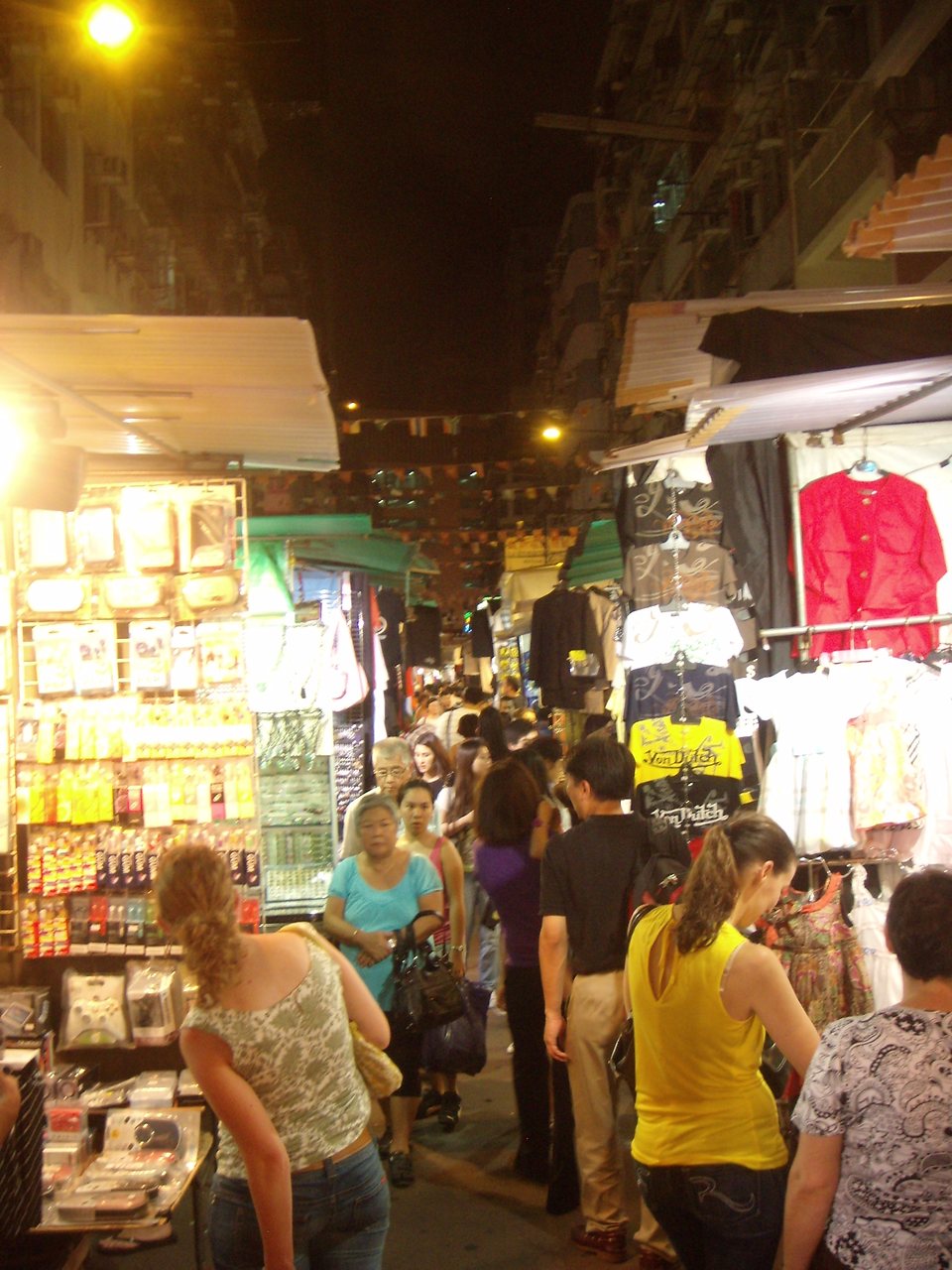 DSCN3351 The Temple Night Market is a popular tourist attraction on the Kowloon peninsula and is open until midnight.