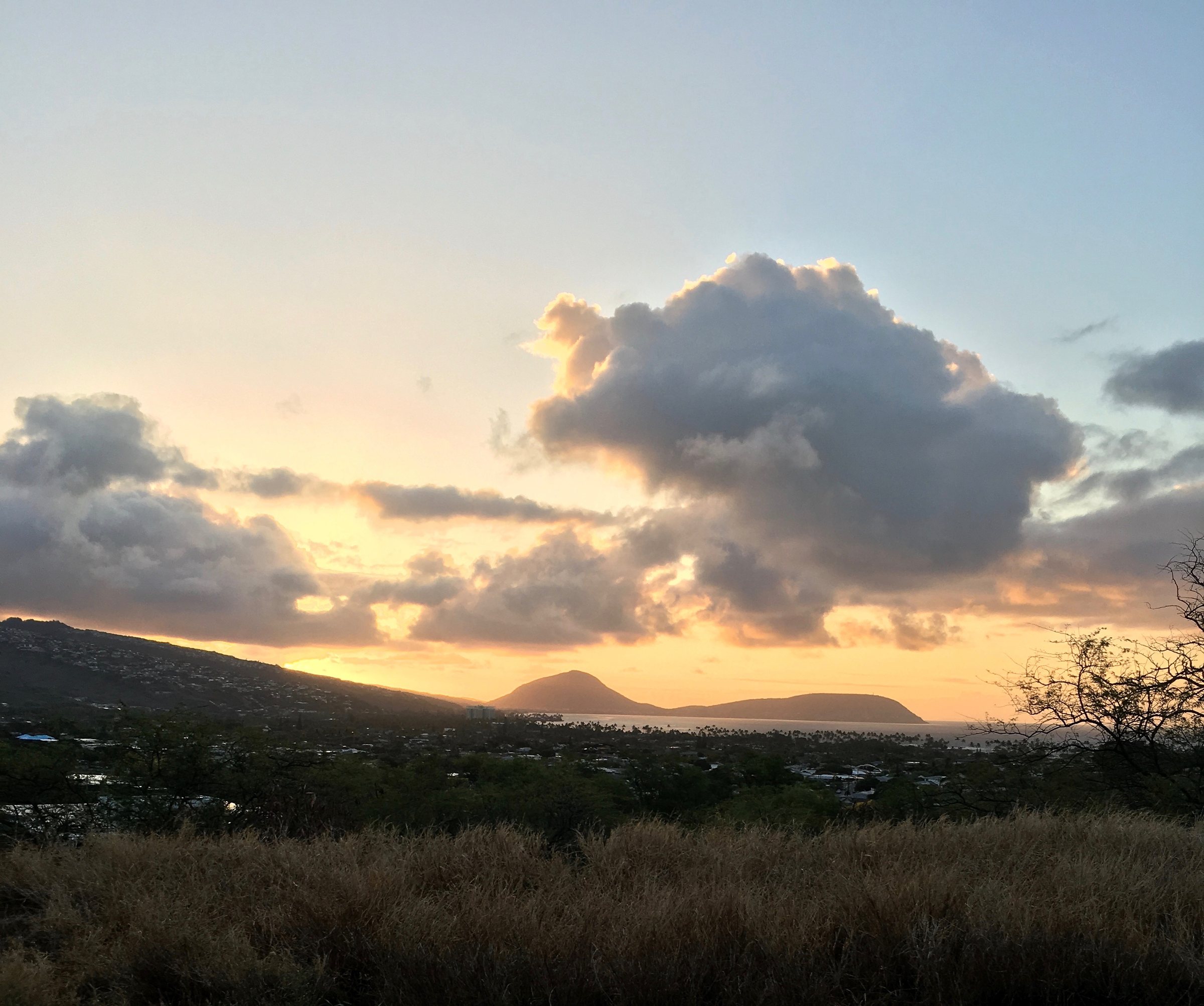 Diamond Head Crater trail, hiking Diamond Head, hiking in oahu, things to do in oahu, sunrise on oahu, sunrise trails in Honolulu, Sunrise trails in hawaii, easy trails in Hawaii, kid-friendly trails in Hawaii, easy trails in Oahu, family-friendly trails in Hawaii