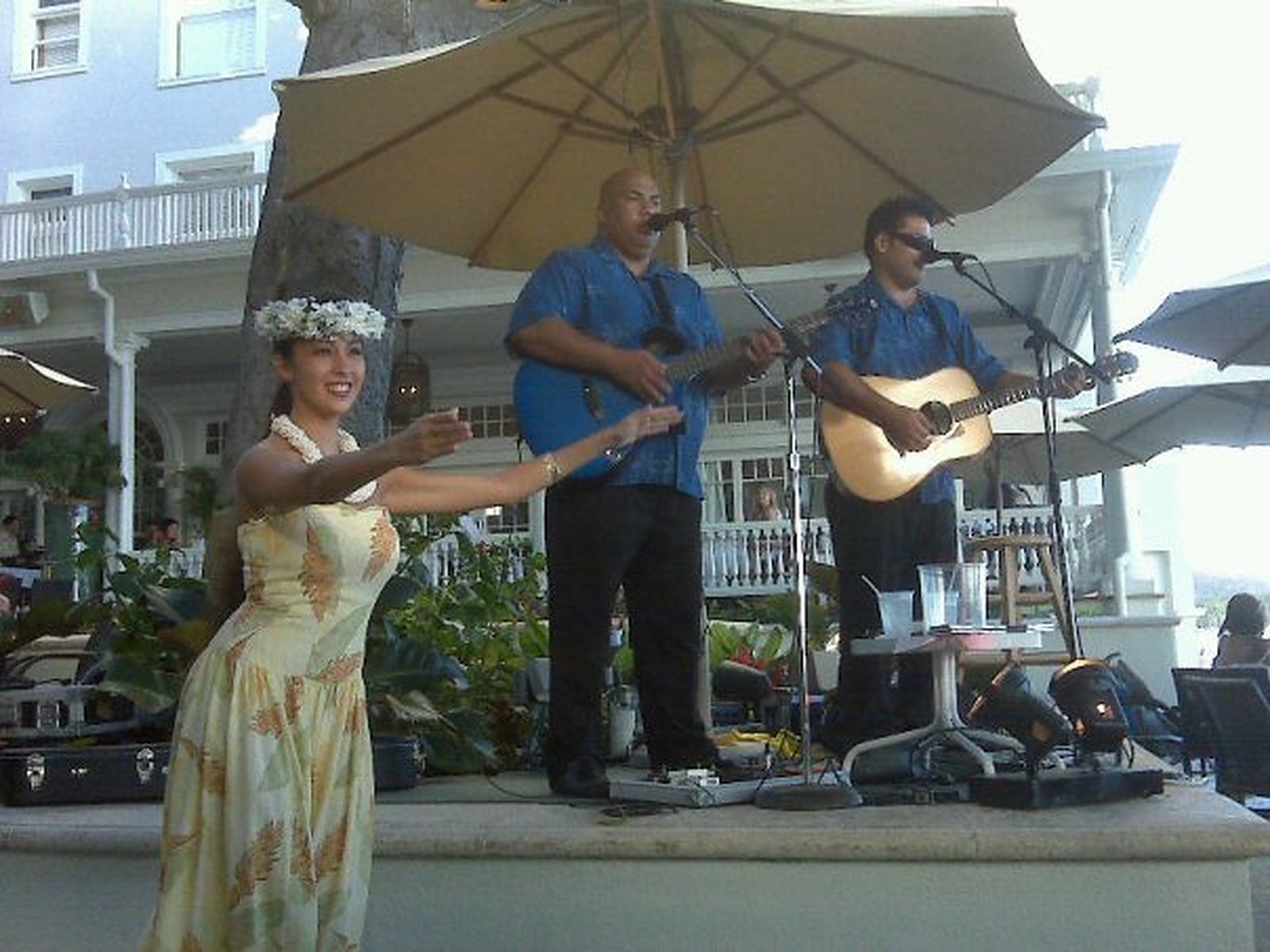sunset cocktails in Honolulu, where to catch sunset in Honolulu, Moana Surfrder at sunset, live music along Waikiki, 