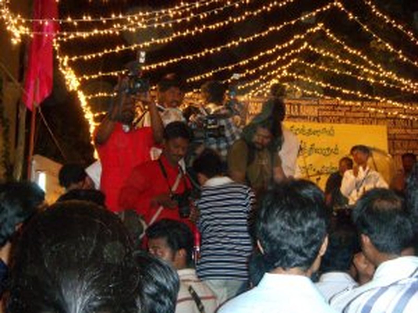 He comes bearing gifts for a nation-Jai Ho!, photo 2